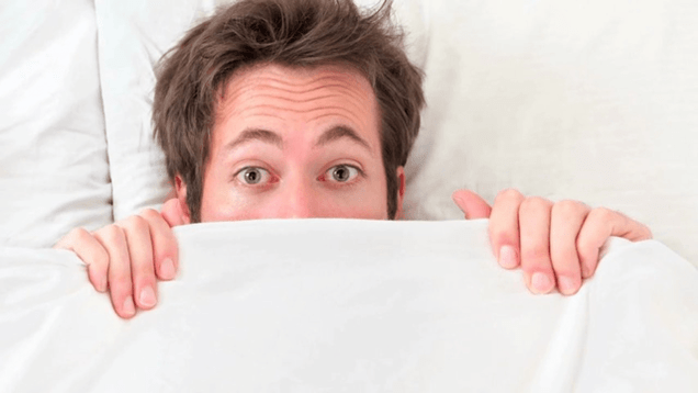 o home está avergoñado polo tamaño do pene