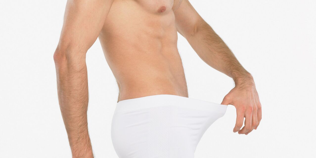 Un home pensa nun aumento do pene con masaxe